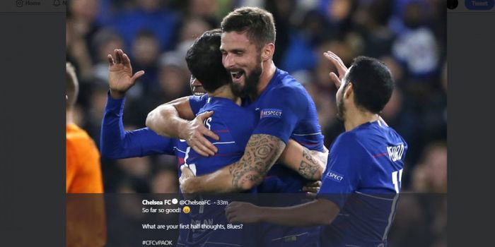  Striker Chelsea, Olivier Giroud, merayakan gol bersama Cesc Fabregas dan Pedro Rodriguez, dalam lag