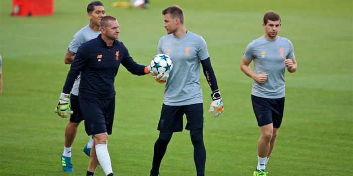 Pelatih kiper Liverpool, John Achterberg bersama Simon Mignolet, Ben Woodburn dan Roberto Firmino sa