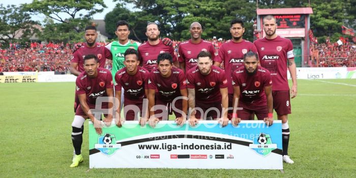                                Kiper Muda PSM Makassar, Hilman Syah (Berbaju Hijau) Berfoto Bersama 