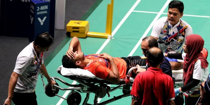 Pebulu tangkis ganda campuran Indonesia, Edi Subaktiar, dibawa oleh tim medis setelah mengalami cede