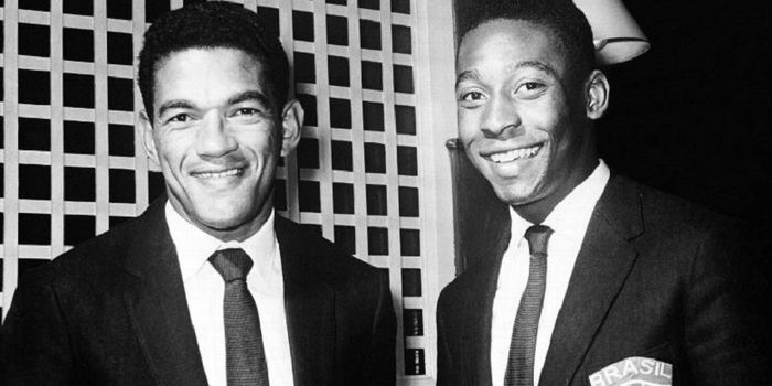  Garrincha dan Pele, keduanya menjadi tandem di timnas Brasil saat menjuarai Piala Dunia 1958 dan 19