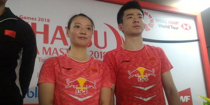  Pasangan ganda campuran China, Zheng Siwei (kanan) dan Huang Yaqiong, berpose setelah melakukan jum