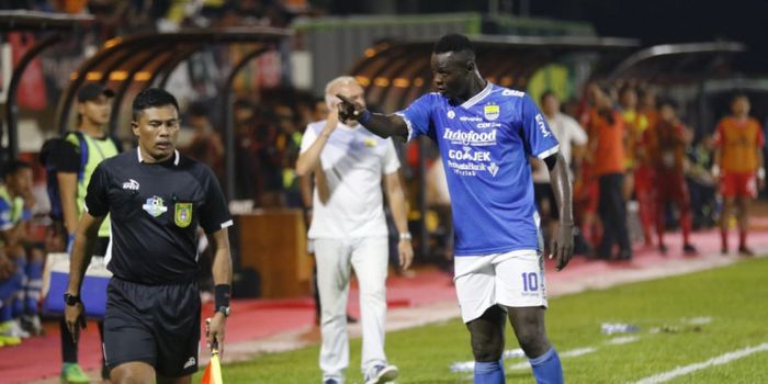 Striker Persib Bandung, Ezechiel Ndouassel di laga melawan Persija Jakarta di Stadion PTIK, Jakarta,