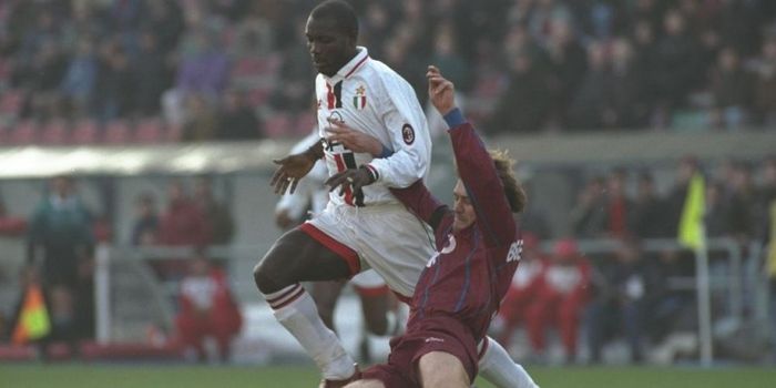 Striker AC Milan, George Weah, beraksi kontra Reggiana pada 15 Desember 1996.