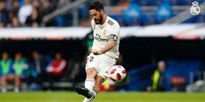 Gelandang Real Madrid, Isco Alarcon, menendang bola, dalam laga babak 16 besar Copa del Rey melawan 