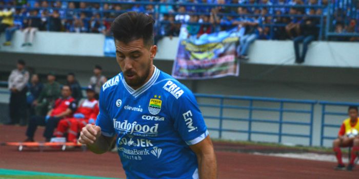 Striker Persib Bandung asal Argentina, Jonathan Bauman pada laga kontra Sriwijaya FC di Stadion Gelo