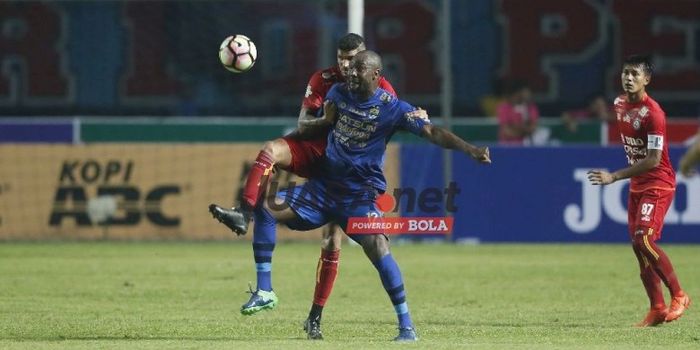  Penyerang anyar Persib Bandung, Carlton Cole, memperebutkan bola dengan bek Arema FC, Arthur Cunha,