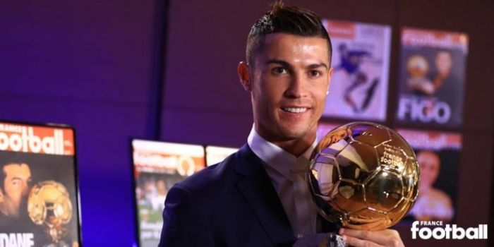 Megabintang Real Madrid, Cristiano Ronaldo, meraih gelar Ballon d'Or 2016.