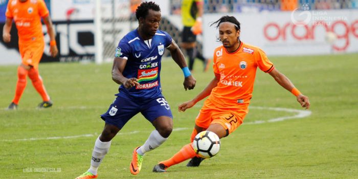 Pemain PSIS Semarang Ibrahim Conteh saat melewati pemain Persija Rohit Chand di Stadion Sultan Agung