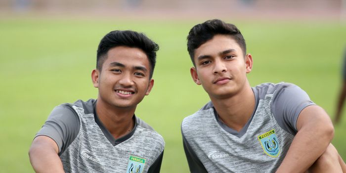 Hambali Tolib dan Muhammad Ridwan, dua pemain muda Persela Lamongan.