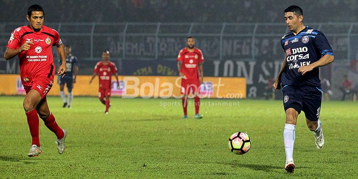 Aksi gelandang Arema FC, Esteban Vizcarra (kanan), saat menggiring bola dalam laga pekan ke-32 Liga 