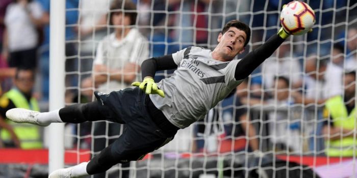 Aksi kiper Real Madrid, Thibaut Courtois, saat menjalani pemanasan menjelang duel Liga Spanyol lawan