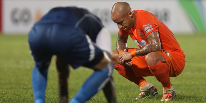 Pemain Borneo FC, Julian Faubert menunduk setelah pemain Arema FC Thiago Furtuoso mencetak gol pada 