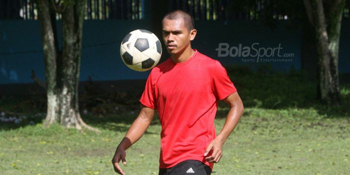 Ricardo Salampessy, bek Persipura saat berlatih di Lapangan PLTD Waena, Jayapura, Papua, pada Kamis 