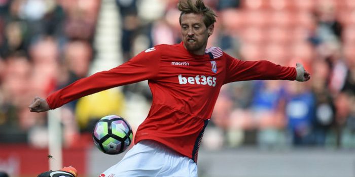 Striker Stoke City, Peter Crouch, dalam laga kontra Hull City di Bet 365 Stadium, 15 April 2017