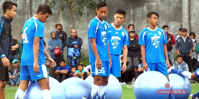  Pemain muda Persib Bandung (kiri-kanan), Puja Abdillah, Agung Mulyadi, Henhen, dan Febri Hariyadi, 