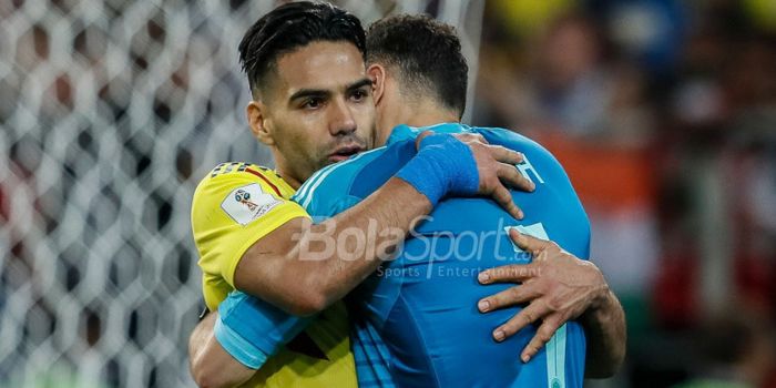 Radamel Falcao (kiri) memeluk David Ospina dalam drama adu penalti kontra Inggris pada duel babak 16