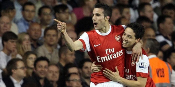  Robin van Persie (kiri) merayakan gol ke gawang Tottenham bersama Samir Nasri di White Hart Lane, L