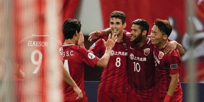   Duo Brasil milik Shanghai SIPG, Oscar (8) dan Hulk (10) merayakan gol mereka ke gawang FC Seoul pa