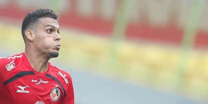 Ekspresi bek Semen Padang asal Brasil, Cassio de Jesus saat menghalau bola dari serangan para pemain