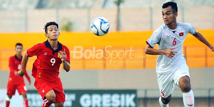 Pemain timnas U-19 Vietnam (putih) berebut bola dengan pemain timnas U-19 Laos (merah) di Stadion Ge