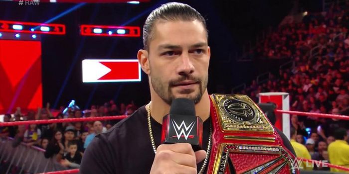 Roman Reigns saat berpamitan dengan WWE Universe saat Monday Night RAW digelar pada Senin (22/10/2018)