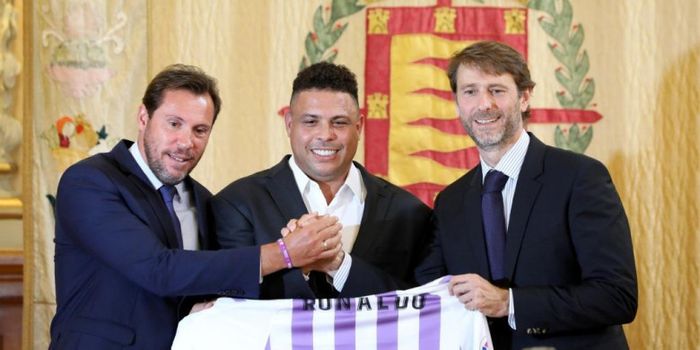 Ronaldo Luis Nazario de Lima (tengah) saat peresmian sebagai pemilik baru klub Real Valladolid dalam