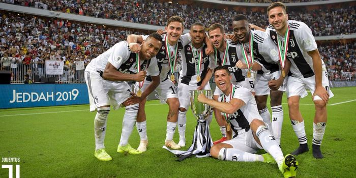 Para pemain Juventus merayakan keberhasilan  menjuarai Piala Super Italia 2018 seusai mengalahkan AC Milan.