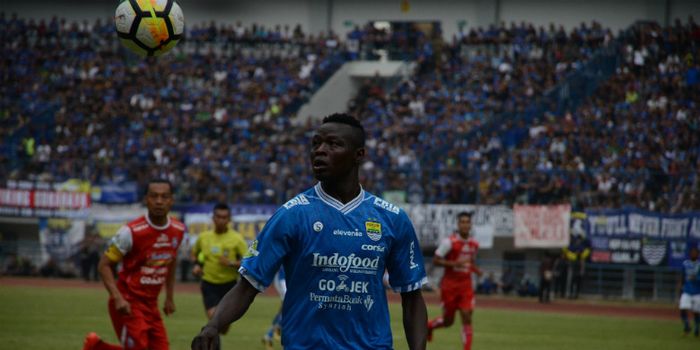 Striker Persib Bandung yang juga kapten Timnas Chad, Ezechiel N'Douassel saat melawan Arema di Stadion Gelora Bandung Lautan Api  (GBLA), Bandung.