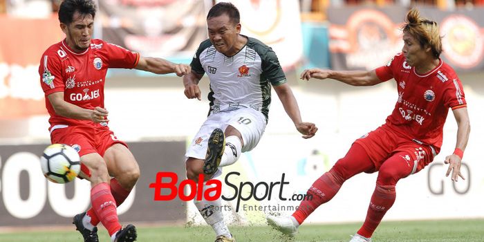 Gelandang PS Tira, Wawan Febriyanto di antara dua pemain Persija, Michael Orah dan Asri Akbar (kanan