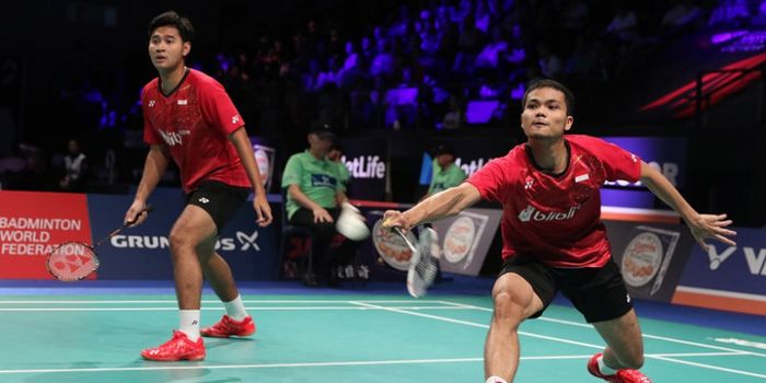   Pasangan ganda putra Indonesia, Angga Pratama/Ricky Karanda Suwardi, mengembalikan kok ke arah Mar