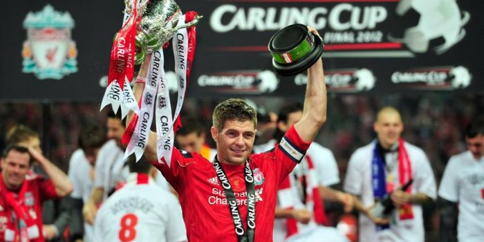 Steven Gerrard mengangkat trofi juara Piala Liga Inggris setelah Liverpool menekuk Cardiff City pada