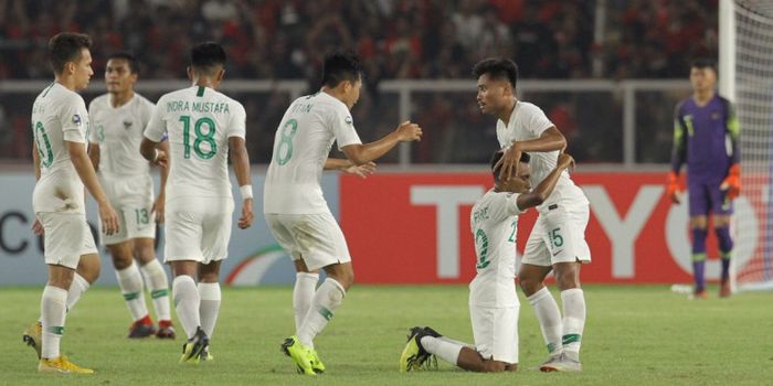 Para pemain timnas U-19 Indonesia merayakan gol Todd Rivaldo Ferre pada laga fase grup Piala Asia U