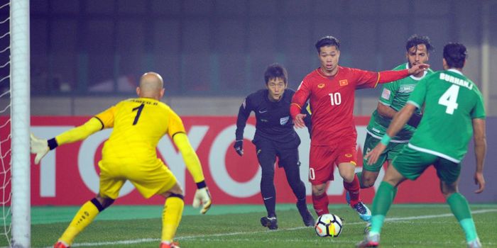 Pemain timnas U-23 Vietnam, Nguyen Cong Phuong saat menerobos lini pertahanan timnas U-23 Irak.