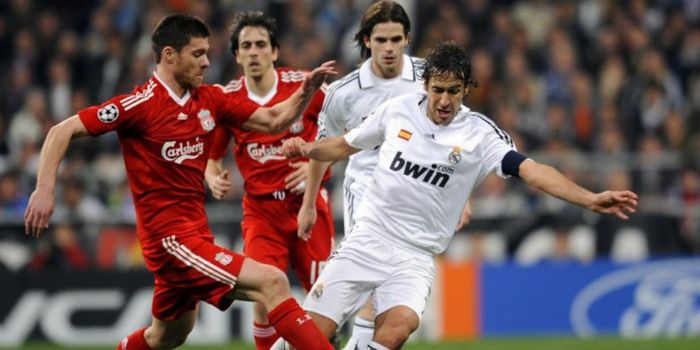  Raul Gonzalez (kanan) berduel dengan Xabi Alonso dalam partai Liga Champions antara Real Madrid kon