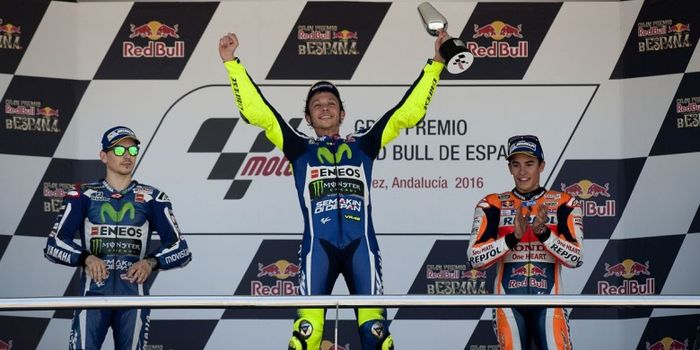 Pebalap Movistar Yamaha, Valentino Rossi  (tengah), melakukan selebrasi di atas podium juara GP Span