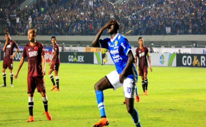 Selebrasi Ezechiel N'Douassel selepas membobol gawang PSM Makassar  di Gelora Bandung Lautan Api, Bandung.