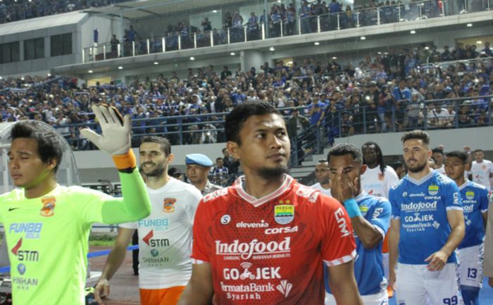 Deden Natsir memasuki Gelora Bandung Lautan Api saat Persib menjamu Borneo FC (21/4/2018) 