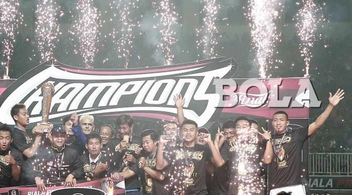 Selebrasi juara pemain Arema FC usai menumbangkan Pusamania Borneo FC pada Piala Presiden 2017 di St