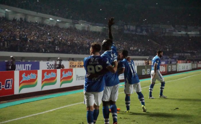 Duet Jonathan Bauman dan Ezechiel N'Douassel saat merayakan gol ke gawang Persipura di Gelora Bandu