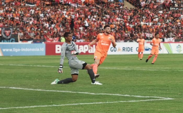  Aji Bayu Putra dalam kostum PSIS Semarang saat melawan Persija Jakarta di Stadion Sultan Agung, Ban