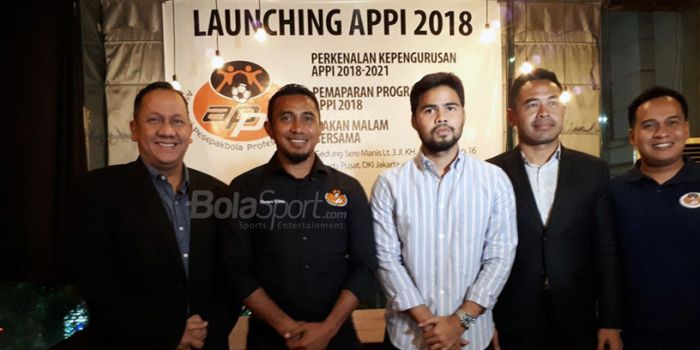 Firman Utina, Ponaryo Astaman, dan pengurus baru APPI 2018-2021 usai jumpa pers di Resto Sere Manis,