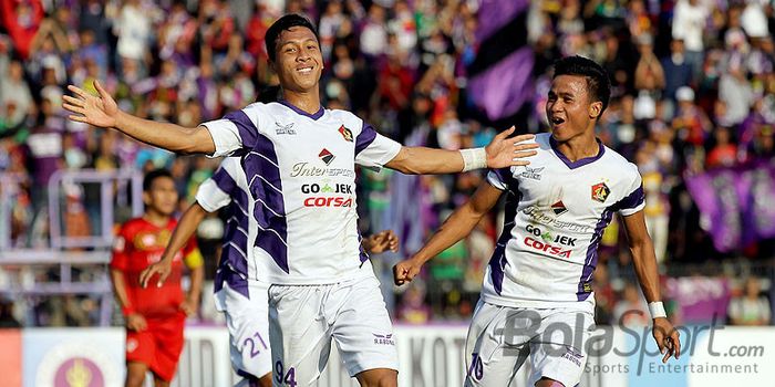 Gelandang Persik Kediri, Adi Eko Jayanto (kiri), merayakan gol bersama rekan setimnya, Arif Yanggi, 