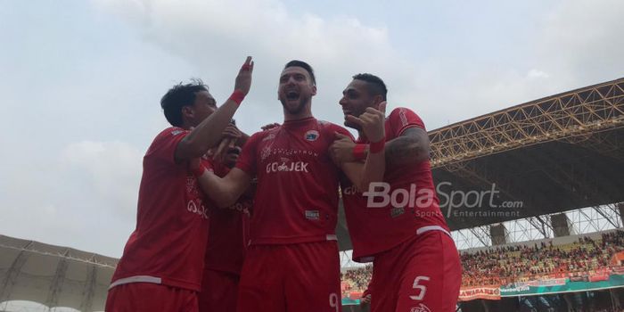 Striker Persija Jakarta Marko Simic merayakan golnya ke gawang Sriwijaya FC pada duel pekan ke-32 Liga 1 2018.