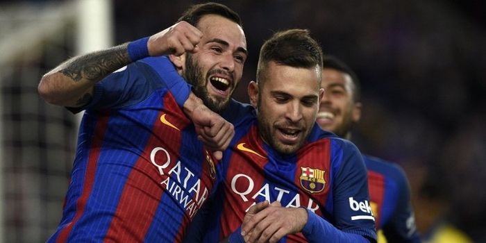 Pemain FC Barcelona, Aleix Vidal (kiri), merayakan gol yang dia cetak ke gawang Las Palmas, dalam la