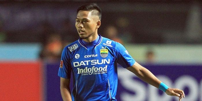  Gelandang Persib Bandung, Tony Sucipto, saat tampil melawan Persija Jakarta dalam laga lanjutan Tor