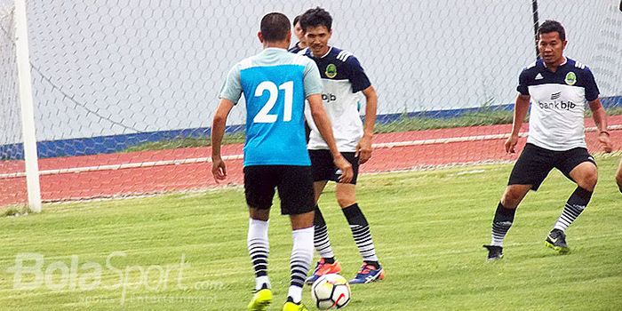 Foto-Mantan pemain Persib, Kekey Zakaria dan Hendra Komara tampil pada eksibisi saat pembukaan Lipes