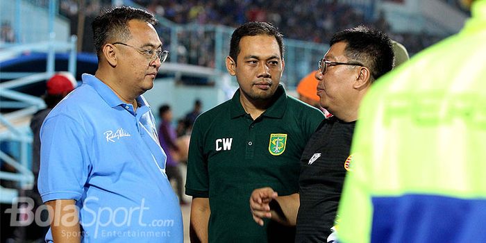 Rudy Widodo (General Manager Arema FC/kiri), Candra Wahyudi (Manajer Persebaya Surabaya/tengah), ber