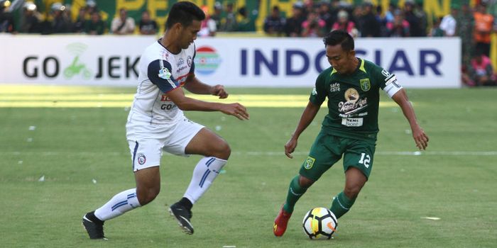  Kapten Persebaya, Rendi Irwan (kanan) coba melewati pemain tengah Arema FC, M Rafli pada laga pekan