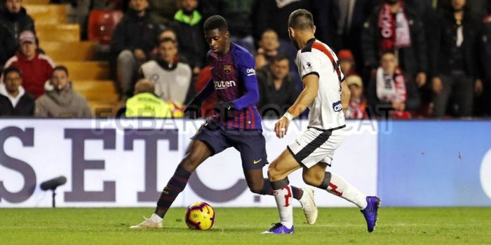 Striker Barcelona, Ousmane Dembele, berduel dengan bek Rayo Vallecano pada laga Liga Spanyol, 3 Nove